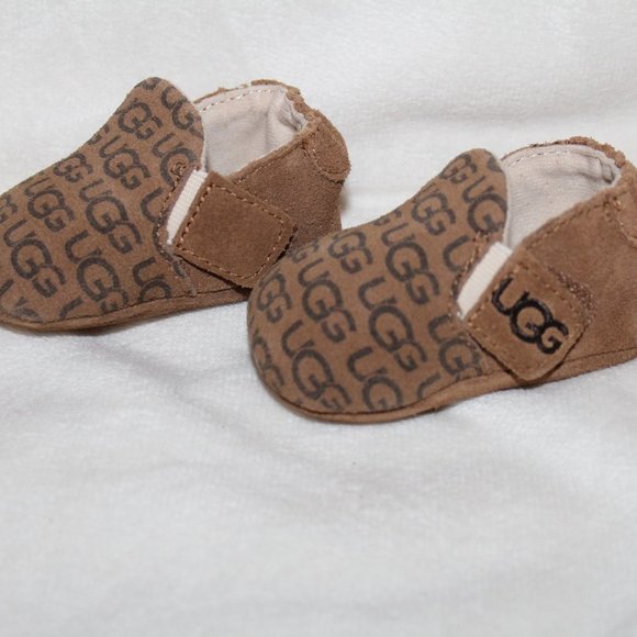 NIB UGG INFANT UNISEX BOYS GIRLS SUEDE LOGO CRIB SHOES CHESTNUT - Picture 2 of 7